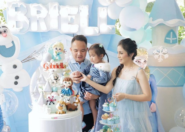 Anak pertama Momo Geisha, Brielle baru saja merayakan ulang tahun yang ke-3. Momo pun tampak membuat perayaan ultah sang anak dengan memilih tema Frozen. Foto: Instagram/@therealmomogeisha