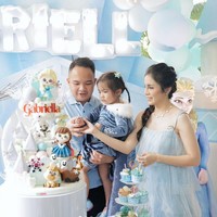 Anak pertama Momo Geisha, Brielle baru saja merayakan ulang tahun yang ke-3. Momo pun tampak membuat perayaan ultah sang anak dengan memilih tema Frozen. Foto: Instagram/@therealmomogeisha