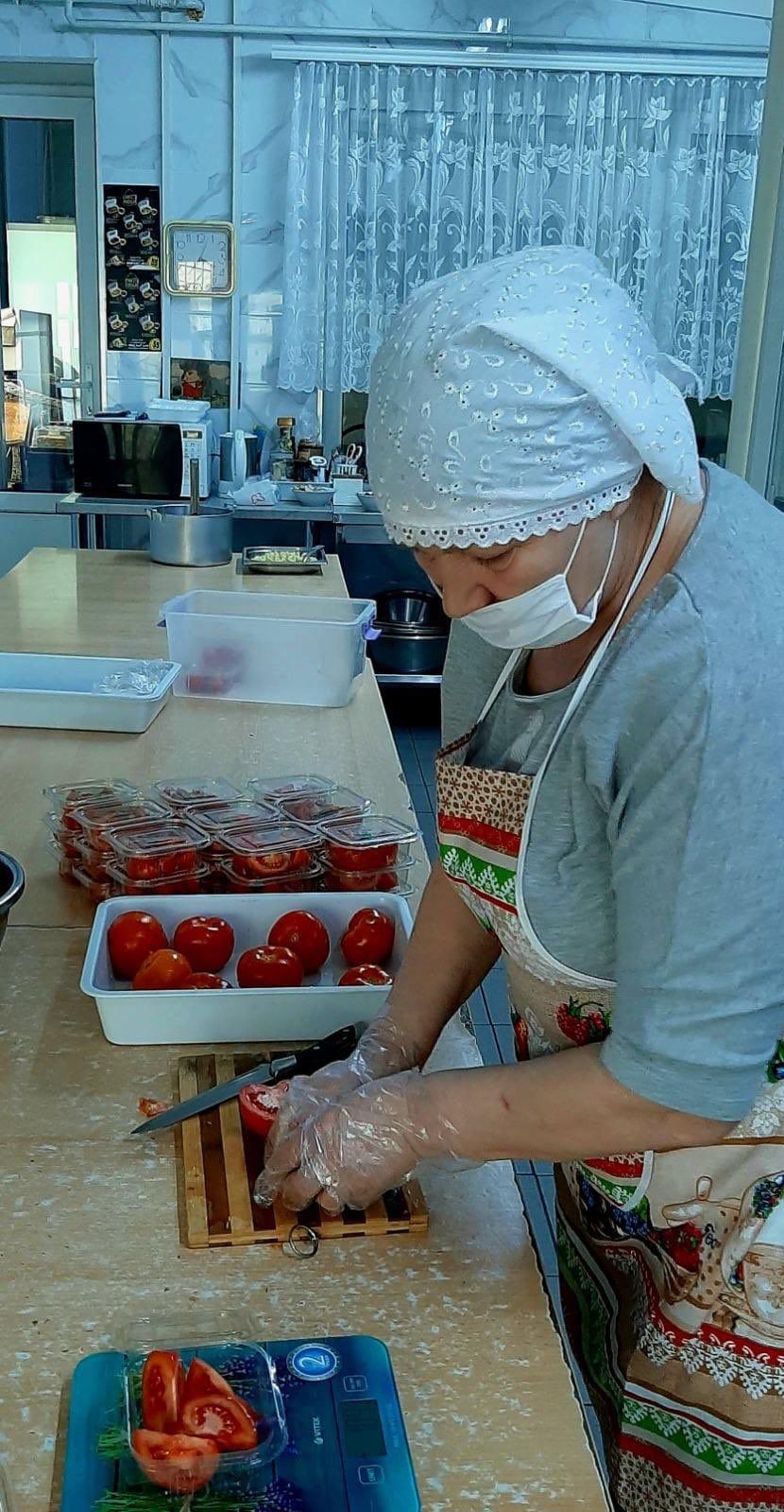 Mulia! Celebrity Chef Ini Bagikan Makanan Gratis untuk Pengungsi Ukraina
