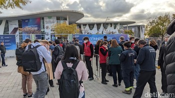 Suasana sebelum memasuki venue, pengunjung harus memperlihatkan badge digitalnya yang ada di aplikasi resmi MWC 2022 kepada petugas. Foto: Virgina Maulita Putri/detikINET