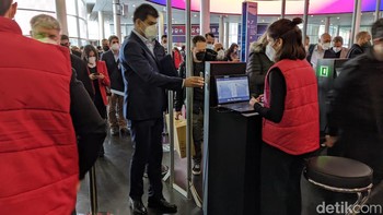 Sebelum memasuki hall tempat pameran, pengunjung harus memindai badge digitalnya terlebih dahulu. Badge digital ini didapatkan setelah mengisi deklarasi kesehatan. Foto: Virgina Maulita Putri/detikINET