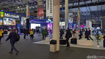 Suasana di dalam salah satu hall terbesar di MWC 2022. Booth-booth raksasa teknologi seperti Qualcomm, Samsung, dan Microsoft ada di hall ini. Foto: Virgina Maulita Putri/detikINET