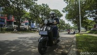 Torehan 69,82 kilometer per liter di terbaru juga dari penggunaan fitur Start Stop System. Dengan fitur tersebut motor akan mematikan mesin otomatis ketika berhenti atau idle lebih dari 3-5 detik. Jadi, ketika mesin mati saat di lampu merah atau kemacetan, tidak akan membuang bahan bakar secara percuma sehingga bisa membuat konsumsi bensin lebih irit. 