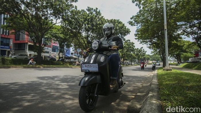 Ngegas Bareng Yamaha Fazzio, Skutik Retro yang Irit Bensin Yamaha Fazzio Hybrid Connected merupakan motor pertama di kelas 125 cc yang mengusung teknologi hybrid. Begini impresi saat menjajal skutik retno ini.
