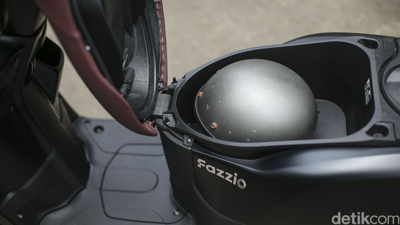 Yamaha Fazzio Hybrid Connected merupakan motor pertama di kelas 125 cc yang mengusung teknologi hybrid.