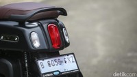 Joknya tidak tebal, saat ditekan busanya juga tidak tipis-tipis amat. Sepanjang berkendara selama dipakai harian, bokong juga tidak terasa pegal. 
