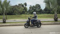 Soal BBM, skutik gaya retro ini terbilang irit. Hasil pengetesan redaksi detikOto ialah 1 liter bensin untuk berjalan sejauh 71,9 kilometer.  