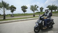 Saat test ride menjajal Fazzio Hybrid, respon awal lebih baik dari Yamaha Gear 125 ataupun Freego. Dari menengah ke atas tenaga yang keluar sesuai bukaan gas, pun tidak ada gejala drop atau tenaga tertinggal. 