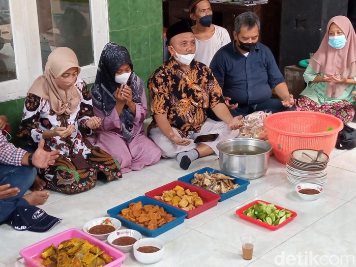 Nurhayati gelar syukuran usai status tersangkanya dihentikan.