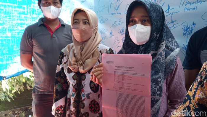 Nurhayati menunjukkan surat ketetapan penghentian penuntutan (SKP2) dari Kejaksaan Negeri Kabupaten Cirebon/Ony Putra