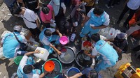 Kementerian Perdagangan menggelar operasi pasar minyak goreng curah dengan menyediakan sebanyak 8.300 liter yang dijual seharga Rp10.500 per liter.