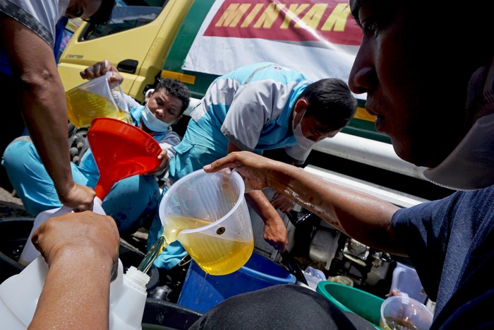 Petugas mengisi jeriken dengan minyak goreng curah murah di Pasar Baru, Karawang, Jawa Barat, Rabu (2/3/2022). Kementerian Perdagangan menggelar operasi pasar minyak goreng curah dengan menyediakan sebanyak 8.300 liter yang dijual seharga Rp10.500 per liter bagi pedagang dan Rp11.500 bagi kosumen guna menstabilkan harga pasar minyak goreng curah. ANTARA FOTO/M Ibnu Chazar/aww.
