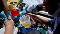 Sementara untuk konsumen dijual dengan harga Rp11.500. Hal itu dilakukan guna menstabilkan harga minyak goreng curah.
