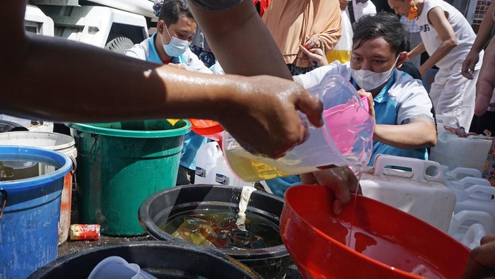 OPERASI PASAR MINYAK GORENG CURAH Petugas mengisi jeriken dengan minyak goreng curah murah di Pasar Baru, Karawang, Jawa Barat, Rabu (2/3/2022). Kementerian Perdagangan menggelar operasi pasar minyak goreng curah dengan menyediakan sebanyak 8.300 liter yang dijual seharga Rp10.500 per liter bagi pedagang dan Rp11.500 bagi kosumen guna menstabilkan harga pasar minyak goreng curah. ANTARA FOTO/M Ibnu Chazar/aww.