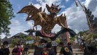 Sejumlah pemuda Hindu mengarak Ogoh-ogoh pada pawai terbatas di Pura Agung Wanakertha Jagatnatha, Palu, Sulawesi Tengah, Rabu (2/3/2022).