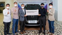 enyerahan mobil Hyundai kepada coach Shin Tae-yong ini merupakan bentuk apresiasi HMID atas dedikasi Shin Tae-yong dan tim pelatih juga prestasi yang diraih Timnas Indonesia yang membawa Timnas Indonesia jadi runner-up AFF 2020 pada awal Januari 2022. Foto: Dok. Hyundai
