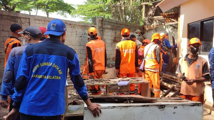 Pembongkaran bangunan semipermanen di bantaran Kali Grogol