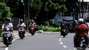 Pemotor Bandel Nekat Lawan Arus di Arteri Pondok Indah