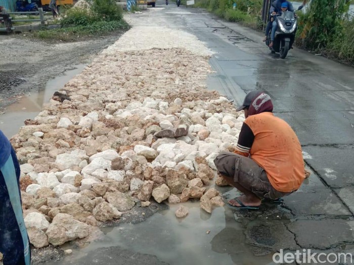 pengurukan jalan banjir di surabaya