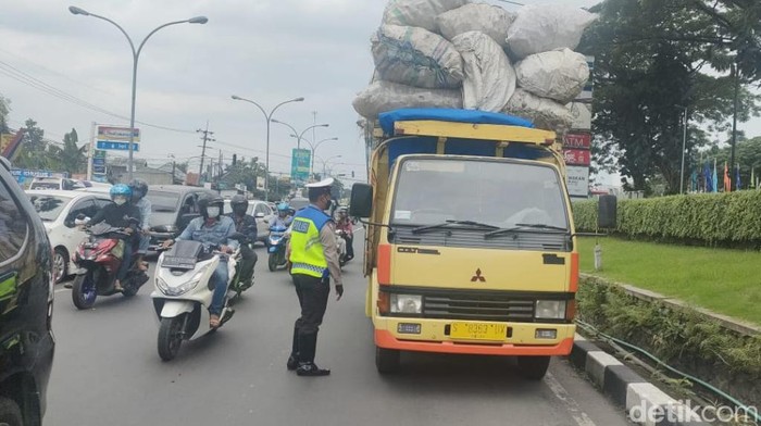 Penilangan truk ODOL di Pasuruan