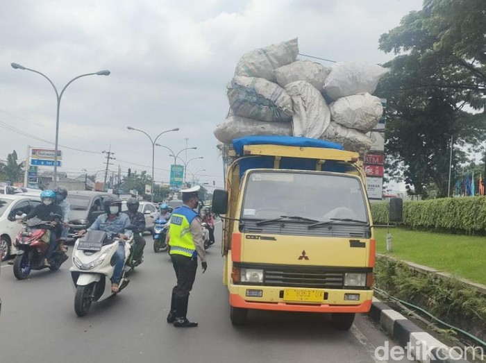 Penilangan truk ODOL di Pasuruan