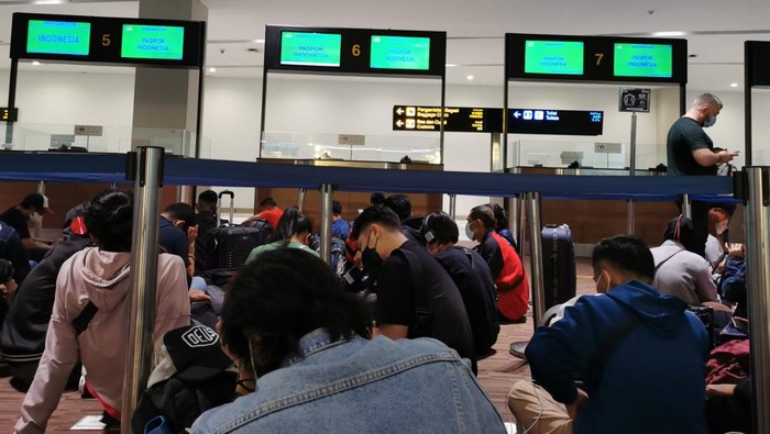 Penumpang pesawat menunggu pengecekan di Imigrasi Bandara Soetta