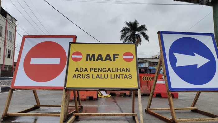 Penutupan jalan menuju jembatan bypass di jalan Soekarno-Hatta Lebak, Banten