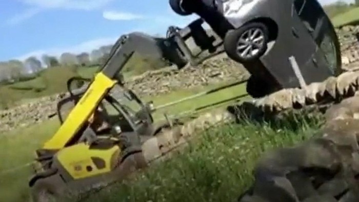 Petani ngamuk singkirkan mobil parkir sembarangan