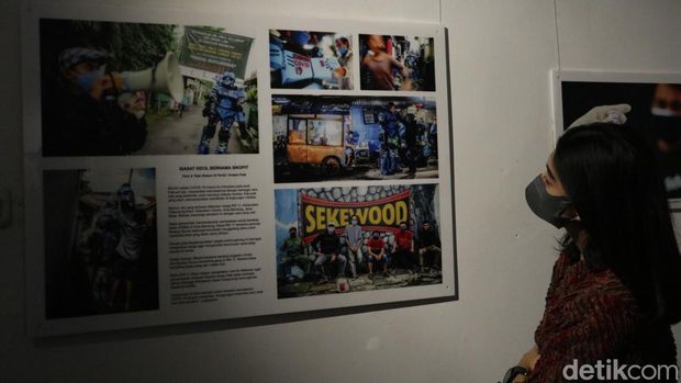Pewarta Foto Indonesia (PFI) Bandung menggelar pameran foto bertajuk '731'. Pameran tersebut menampilkan karya-karya yang merekam peristiwa di masa pandemi COVID-19 melalui lewat jepretan kamera.