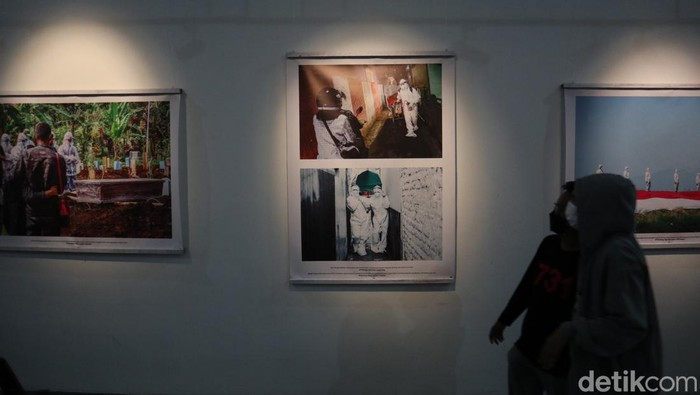 Pewarta Foto Indonesia (PFI) Bandung menggelar pameran foto bertajuk 731. Pameran tersebut menampilkan karya-karya yang merekam peristiwa di masa pandemi COVID-19 melalui lewat jepretan kamera.