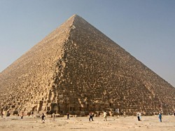Momen Ajaib Anjing di Puncak Piramida Agung Giza