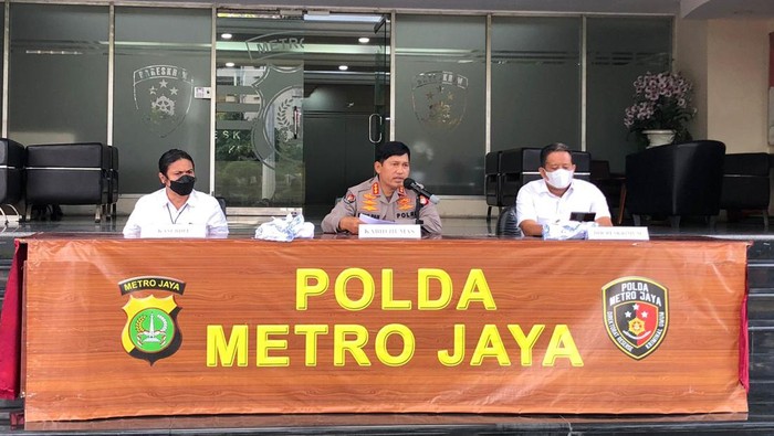 Polda Metro Jaya mengumumkan status politikus Golkar Azis Samual tersangka pengeroyokan Haris Pertama