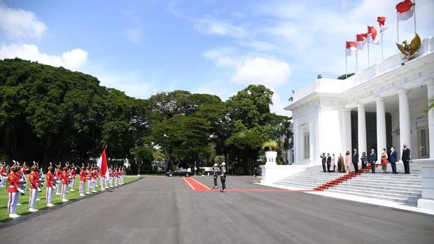 Presiden Joko Widodo  didampingi Ibu Iriana Joko Widodo menerima surat kepercayaan dari enam duta besar luar biasa dan berkuasa penuh (LBBP) negara-negara sahabat. (Foto: Lukas - Biro Pers Sekretariat Presiden)