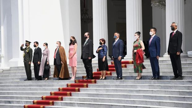 Presiden Joko Widodo  didampingi Ibu Iriana Joko Widodo menerima surat kepercayaan dari enam duta besar luar biasa dan berkuasa penuh (LBBP) negara-negara sahabat. (Foto: Lukas - Biro Pers Sekretariat Presiden)
