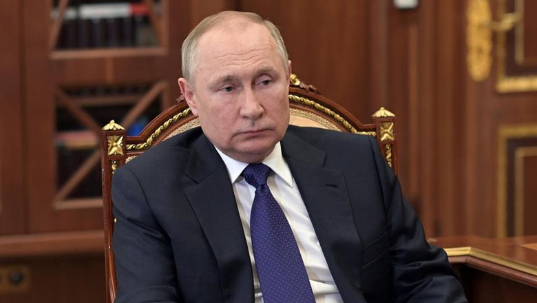 Presiden Rusia Vladimir Putin Russian President Vladimir Putin listens to St. Petersburgs governor Alexander Beglov during their meeting in the Kremlin in Moscow, Russia, Tuesday, March 1, 2022. (Alexei Nikolsky, Sputnik, Kremlin Pool Photo via AP)