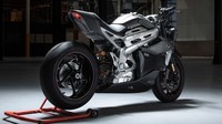 Balik ke motor listrik Triumph TE-1, motor listrik pertama Triumph ini bakal memiliki bobot 220 kg, mampu berlari hingga 120 mile atau 193 km, dan hanya butuh waktu 20 menit untuk bisa mengisi baterai 0-80 persen. Foto: doc. Triumph/Motorcyclenews