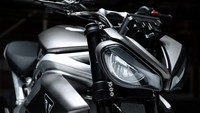 Triumph terus memperbaiki motor prototipe listrik mereka, dan memasuki fase ketiga, produsen asal Inggris ini pun memastikan Triumph TE-1 Electric Project diklaim mampu berlari hingga 193 km (120 mil) atau setara dengan Jakarta-Bandung dengan sekali cas. Foto: doc. Triumph/Motorcyclenews