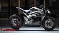 Disinyalir Triumph masih memiliki Pekerjaan Rumah (PR) besar untuk bisa mewujudkan motor listrik ini. Salah satunya bisa menangani penyempurnaan arsitektur, memiliki pusat gravitasi yang optimal bersama dengan komponen pengisian daya yang cepat. Foto: doc. Triumph/Motorcyclenews