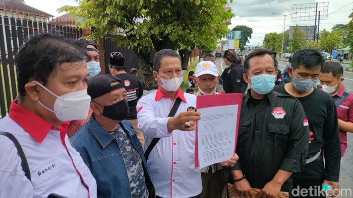 Massa melaporkan Rou Suryo karena mengunggah potongan video Menag Yaqut Cholil Qoumas soal aturan toa masjid.