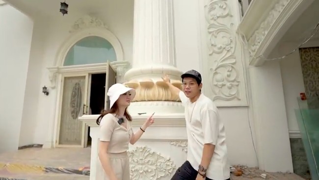 Indra Kenz tak menyebutkan berapa banyak uang yang digelontorkan untuk membeli rumah tersebut. Namun, untuk satu pilar yang berdiri di depan rumah tersebut, harganya hampir setara dengan rumah lamanya di kampung. (Foto: YouTube/Indrakenz)