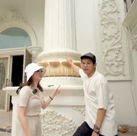 Indra Kenz tak menyebutkan berapa banyak uang yang digelontorkan untuk membeli rumah tersebut. Namun, untuk satu pilar yang berdiri di depan rumah tersebut, harganya hampir setara dengan rumah lamanya di kampung. (Foto: YouTube/Indrakenz)