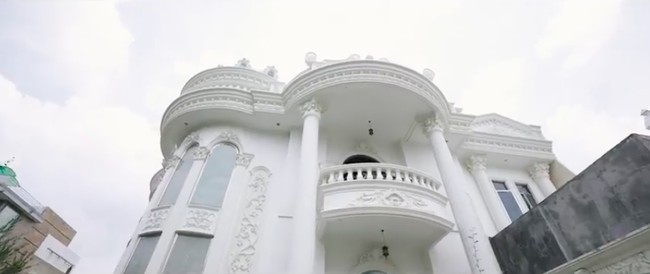 Bak istana, rumahnya hadir dalam desain klasik Eropa. Setelah dibeli oleh sang Crazy Rich Medan dari pemilik lamanya, rumah tersebut melalui pemugaran yang cukup siginifikan untuk menghadirkan kesan hype atau kekinian. (Foto: YouTube/Indrakenz)