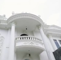 Bak istana, rumahnya hadir dalam desain klasik Eropa. Setelah dibeli oleh sang Crazy Rich Medan dari pemilik lamanya, rumah tersebut melalui pemugaran yang cukup siginifikan untuk menghadirkan kesan hype atau kekinian. (Foto: YouTube/Indrakenz)