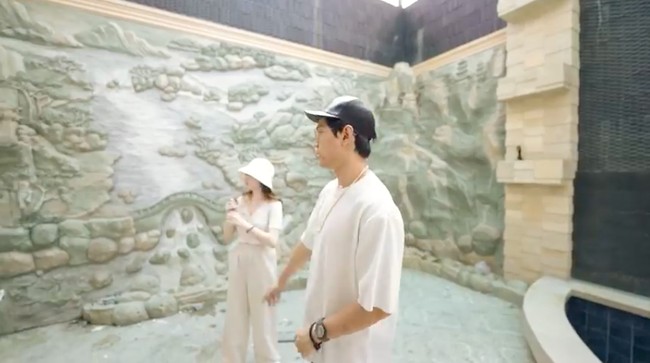 Di halaman belakang, terdapat tembok berhiaskan ukiran pemandangan yang kata Indra proses pembuatannya memakan waktu cukup lama. Akan ada kolam kecil dan taman vertikal yang ikut menghiasi area ini. (Foto: YouTube/Indrakenz)