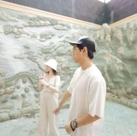 Di halaman belakang, terdapat tembok berhiaskan ukiran pemandangan yang kata Indra proses pembuatannya memakan waktu cukup lama. Akan ada kolam kecil dan taman vertikal yang ikut menghiasi area ini. (Foto: YouTube/Indrakenz)