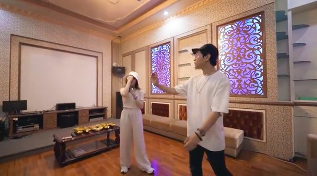 Tidak semua sudut di rumah tersebut diubah besar-besaran. Indra memilih untuk mempertahankan ruang nonton dan karaoke ini. (Foto: YouTube/Indrakenz)