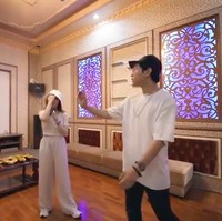 Tidak semua sudut di rumah tersebut diubah besar-besaran. Indra memilih untuk mempertahankan ruang nonton dan karaoke ini. (Foto: YouTube/Indrakenz)