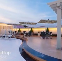 Bagian atas dimanfaatkan sebagai rooftop untuk tempat tongkrongan Kevin dan kawan-kawannya. (Foto: YouTube/Indrakenz)