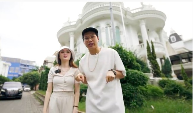 Sebelum tersandung kasus dugaan investasi bodong aplikasi Binomo dan tindak pidana pencucian uang, Indra Kenz sempat memamerkan penampakan calon rumah barunya di YouTube pada akhir tahun lalu. Ketika itu, rumah yang berlokasi di Medan, Sumatera Utara, tersebut sedang dalam tahap perenovasian. (Foto: YouTube/Indrakenz)