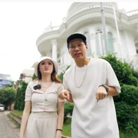 Sebelum tersandung kasus dugaan investasi bodong aplikasi Binomo dan tindak pidana pencucian uang, Indra Kenz sempat memamerkan penampakan calon rumah barunya di YouTube pada akhir tahun lalu. Ketika itu, rumah yang berlokasi di Medan, Sumatera Utara, tersebut sedang dalam tahap perenovasian. (Foto: YouTube/Indrakenz)